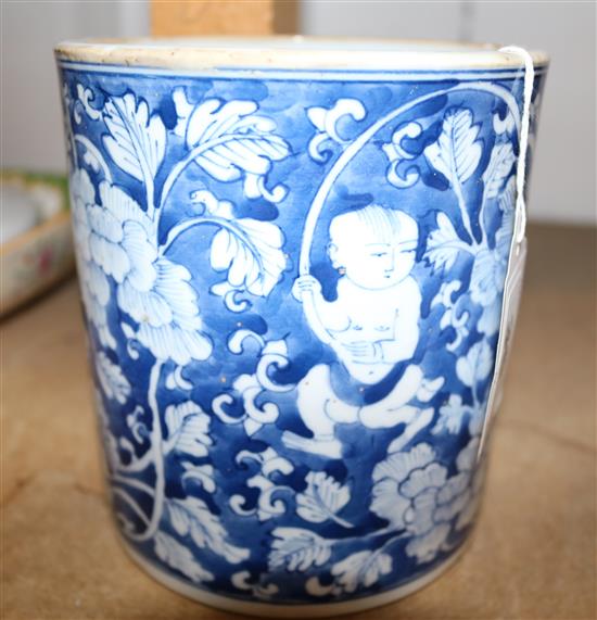 A Chinese blue and white brush pot, height 13.5cm(-)